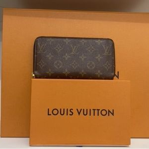 Authentic Gently used authentic with entropy Louis wallet with gold hardware